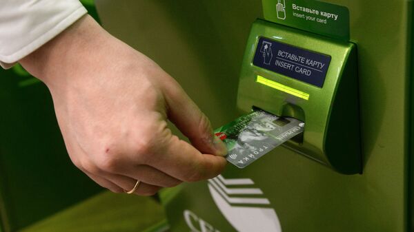 Using a bank card at  an ATM - سبوتنيك عربي