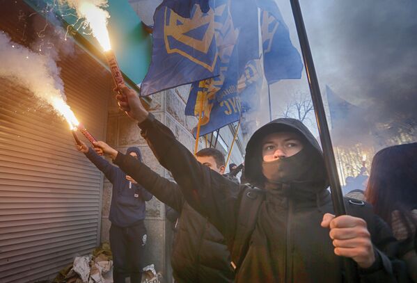 أعضاء الحزب المتطرف ناتسيونالني كوربوس خلال يتظاهرون خارج البنك المركزي سبيربانك في كييف، أوكرانيا 13 مارس/ آذار 2017 - سبوتنيك عربي
