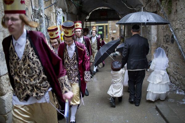الرجال والأطفال من المتدينين اليهود الأرثوذكس خلال الاحتفالات بعيد بوريم في القدس، 13 مارس/ آذار 2017 - سبوتنيك عربي