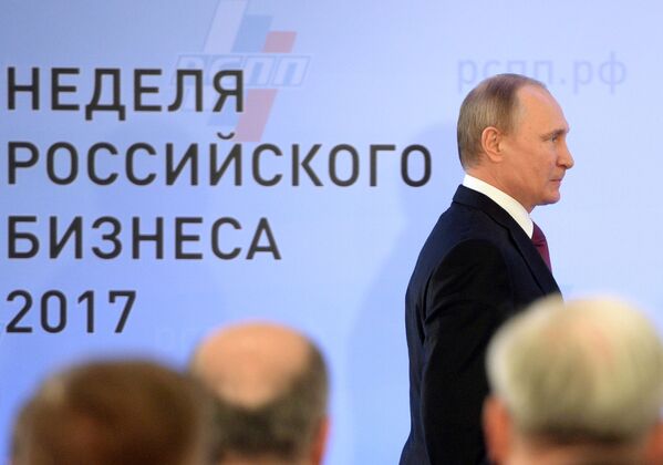 الرئيس الروسي فلاديمير بوتين خلال الجلسة العامة لمؤتمر الاتحاد الروسي للمنتجين ورجال أعمال - سبوتنيك عربي