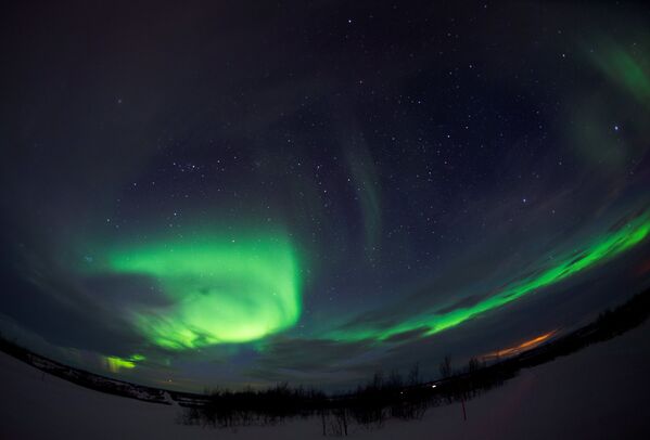 أضواء الشفق القطبي، المعروفة باسم Aurora borealis في سماء النرويج، 15 مارس/ آذار 2017 - سبوتنيك عربي