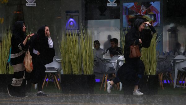 فتيات سعوديات يركضن تحت المطر - سبوتنيك عربي