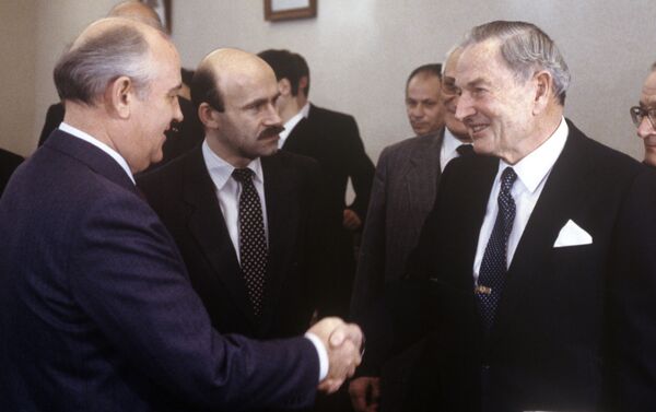 الملياردير الأمريكي دافيد روكفيلير وزعيم الاتحاد السوفيتي ميخائيل غورباتشيوف - سبوتنيك عربي