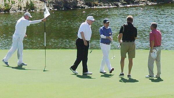 دونالد ترامب أثناء زيارته لملعب الغولف - سبوتنيك عربي