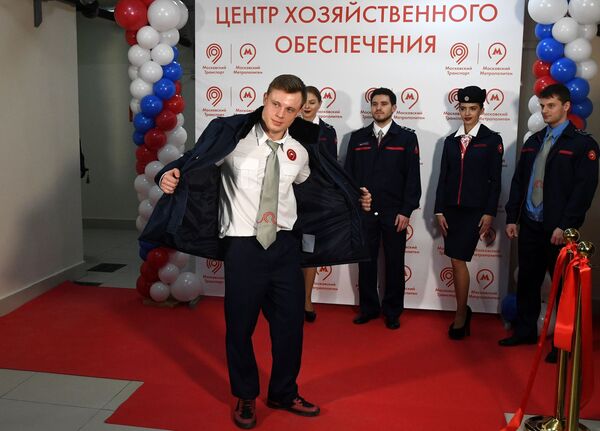 عرض الزي الجديد لموظفي مترو أنفاق موسكو بمحطة كوتيلنيكي - سبوتنيك عربي