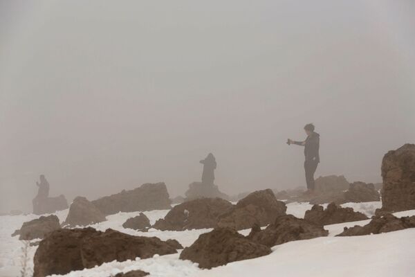 السياح العراقيون على أعلى قمة جبل كورك المغطاة بالثلوج، العراق 23 مارس/ آذار 2017 - سبوتنيك عربي