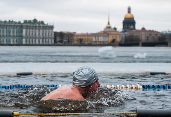 مشارك في مسابقة الرجوع والمحافظة على تقاليد السباحة الشتوية في قلعة بطرس وبافل بمدينة سانت بطرسبورغ - سبوتنيك عربي