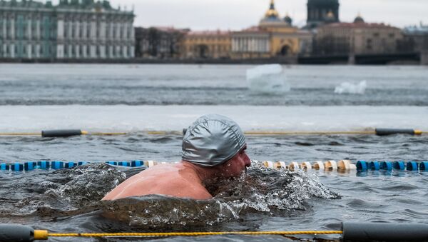 مشارك في مسابقة الرجوع والمحافظة على تقاليد السباحة الشتوية في قلعة بطرس وبافل بمدينة سانت بطرسبورغ - سبوتنيك عربي
