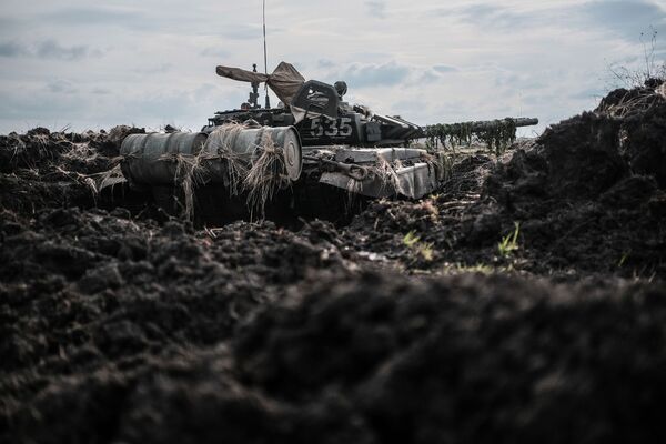 دبابة في حقل عسكري خلال المناورات لقوات الدفاع الروسية في جنوب روسيا - سبوتنيك عربي