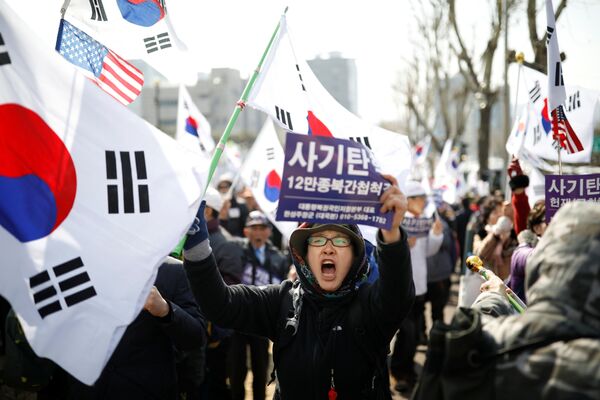 أنصار القائد باك غين-خي في سيؤول، كوريا الجنوبية 21 مارس/ آذار 2017 - سبوتنيك عربي