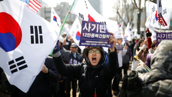 أنصار القائد باك غين-خي في سيؤول، كوريا الجنوبية 21 مارس/ آذار 2017 - سبوتنيك عربي