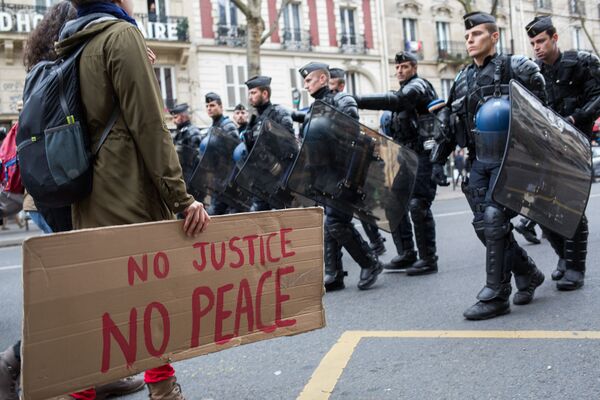 الشرطة الفرنسية خلال مسيرات في العاصمة باريس - سبوتنيك عربي