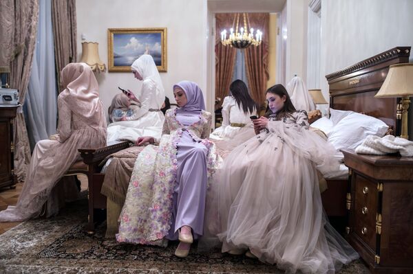 عرض أزياء فردوس لتصاميم المصصمة الشيشانية عايشة قاديروفا (ابنة رئيس الجمهورية الشيشانية رمضان قاديروف)، وذلك في إطار عرض أزياء أسبوع الموضة مرسيدس-بينز في موسكو، روسيا - سبوتنيك عربي