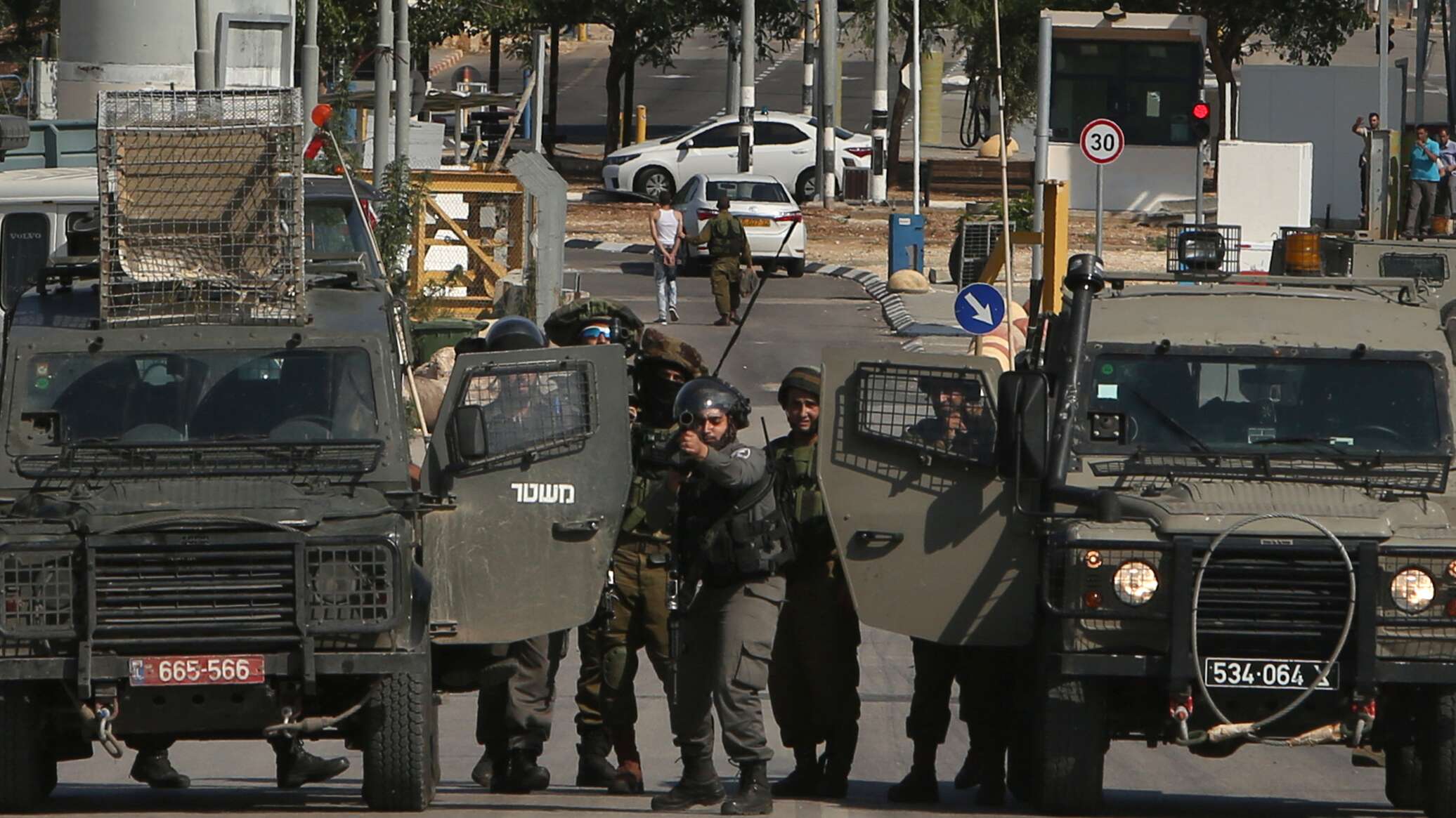 إسرائيل تعلن عن الجهة التي أطلقت صواريخ وطائرات مسيرة تجاه مصر