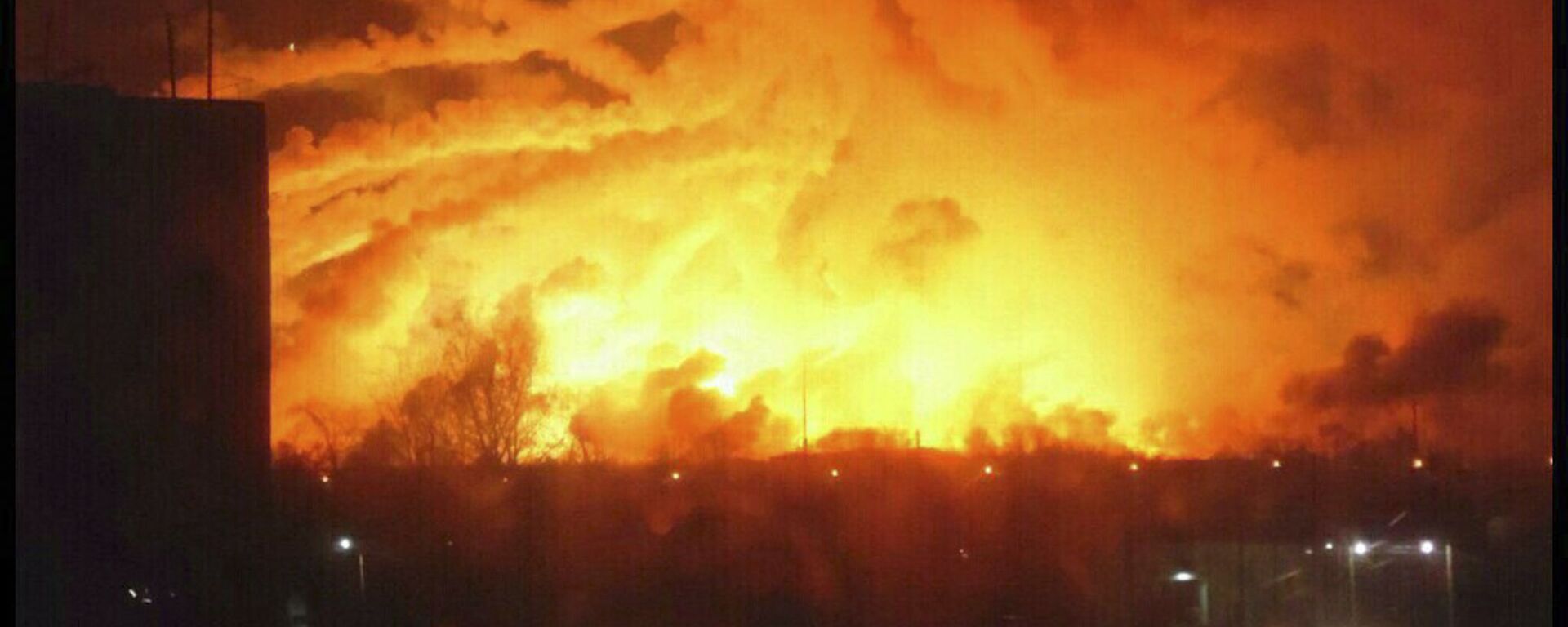 حريق في مستودع ذخيرة في أوكرانيا - سبوتنيك عربي, 1920, 18.02.2022