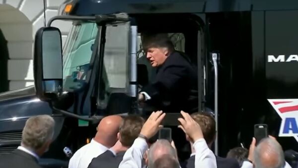 ترامب يقود حافلة - سبوتنيك عربي