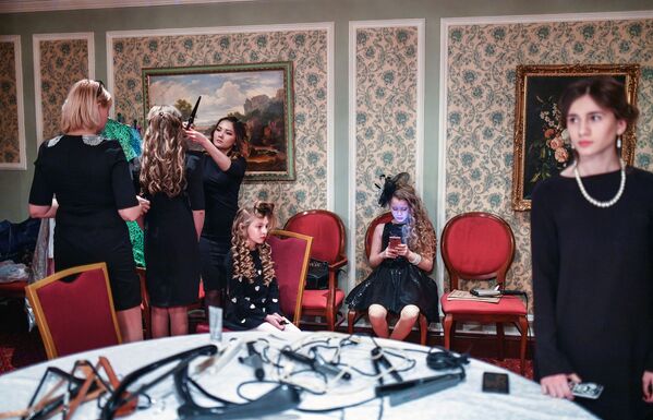 الفتيات اليافعات المشاركات في مسابقة حسناء روسيا الصغيرة لعام 2017 في فندق كورستون هوتيل كلاب بمدينة موسكو - سبوتنيك عربي