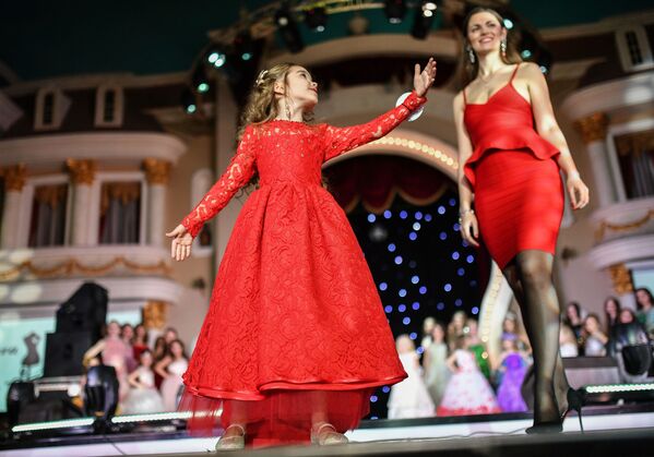 الفتيات اليافعات المشاركات في مسابقة حسناء روسيا الصغيرة لعام 2017 في فندق كورستون هوتيل كلاب بمدينة موسكو - سبوتنيك عربي