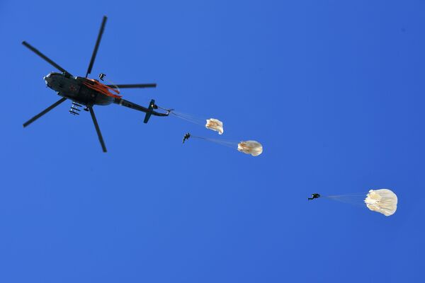 تدريبات فرقة القفز المظلي فيتياز في مقاطعة موسكو - سبوتنيك عربي