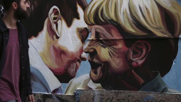 رسم غرافيتي لمستشارة ألمانيا أنجيلا ميركل ورئيس الوزراء اليوناني أليكساس تسيبراس في مدينة اليونان - سبوتنيك عربي