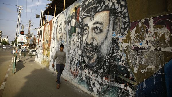 رسم غرافيتي لرئيس السلطة الفلسطينية الراحل ياسر عرفات في مدينة غزة - سبوتنيك عربي