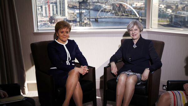رئيسة الوزراء البريطانية تيريزا ماي ورئيسة الوزراء الاسكتلندية نيكولا ستروجون - سبوتنيك عربي