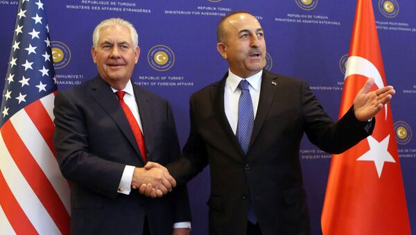 وزير الخارجية الأمريكي ريكس تيلرسون مع نظيره التركي مولود جاويش أوغلو - سبوتنيك عربي
