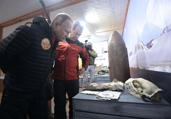 فلاديمير بوتين ودميتري مدفيديف يزوران أرخبيل فرنسوا جوزيف، 30 مارس/ آذار - سبوتنيك عربي