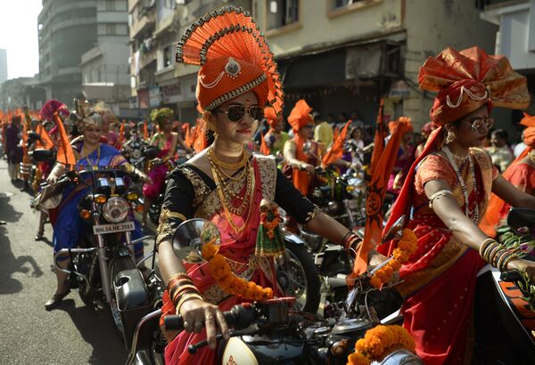 نساء هنديات يرتدين لباس تقليدي احتفالاً بعيد غودي بادوا (رأس السنة الماهاراشية) في مومباي، الهند 28 مارس/ آذار 2017 - سبوتنيك عربي