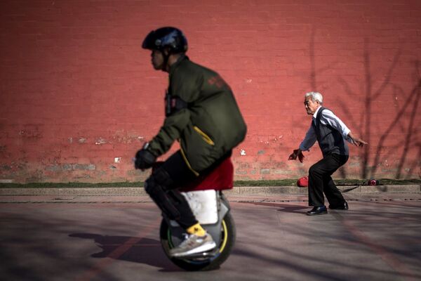 رجل مسن يمارس تمارين رياضية باستخدام سيف حاد في بكين، 27 مارس/ آذار 2017 - سبوتنيك عربي