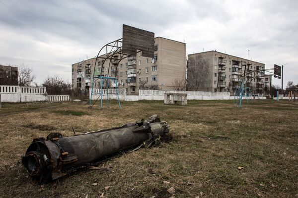 آثار القذائف الثقيلة في حي سكني بمقاطعة خاركوف، أوكرانيا - سبوتنيك عربي