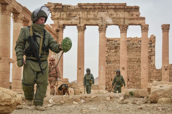 الجنود الروس من وحدة إزالة الألغام التابعة لقوات الجيش الروسي في أحياء تدمر الأثرية - سبوتنيك عربي