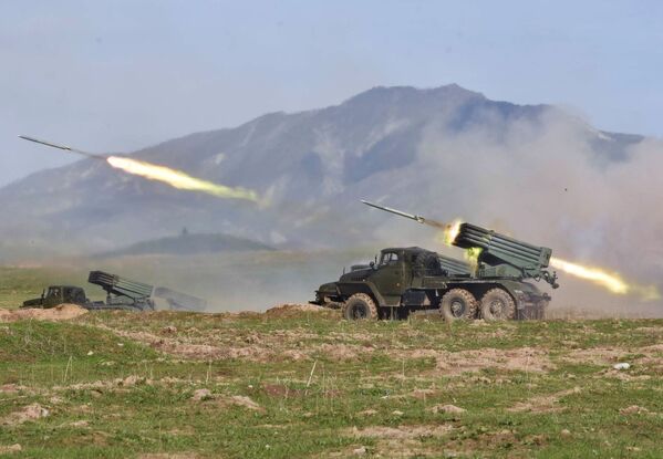 إطلاق صواريخ غراد خلال المناورات الروسية الطاجيكية المشتركة في الحقل العسكري فخر آباد في طاجكستان - سبوتنيك عربي