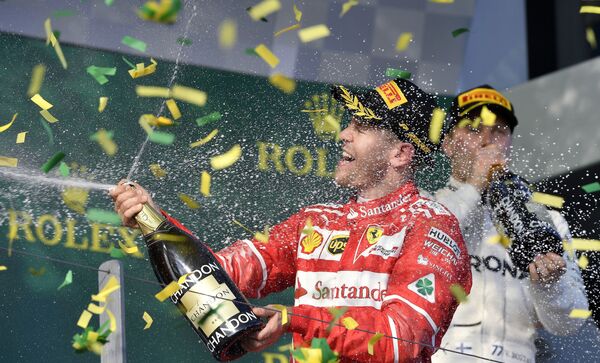 سائق فريق فيراري، الألماني سيباستيان فيتل، يحتفل بفوزه بجائزة فورمولا-1 الكبرى في ملبورن، أستراليا 26 مارس/ آذار 2017 - سبوتنيك عربي