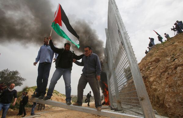 الفلسطينيون خلال مسيرات بمناسبة يوم الأرض في بيت جالا، الضفة الغربية، فلسطين 30 مارس/ آذار 2017 - سبوتنيك عربي