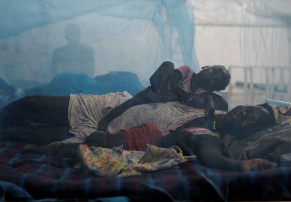 امرأة تستلقي مع طفلها على السرير في أحد المراكز الطبية التابعة لمنظمة أطباء بلا حدود، جنوب السودان، 23 مارس/ آذار 2017 - سبوتنيك عربي