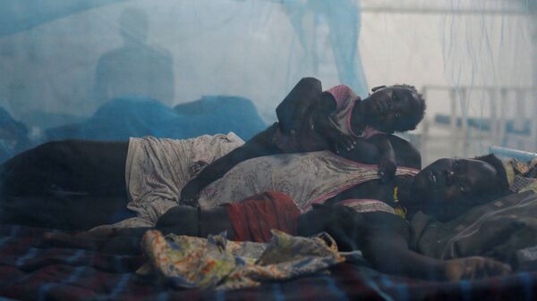 امرأة تستلقي مع طفلها على السرير في إحدى المراكز الطبية التابعة لـ أطباء بلا حدود، جنوب السودان، 23 مارس/ آذار 2017 - سبوتنيك عربي