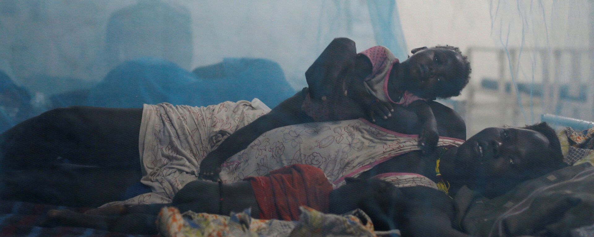 امرأة تستلقي مع طفلها على السرير في إحدى المراكز الطبية التابعة لـ أطباء بلا حدود، جنوب السودان، 23 مارس/ آذار 2017 - سبوتنيك عربي, 1920, 18.03.2022