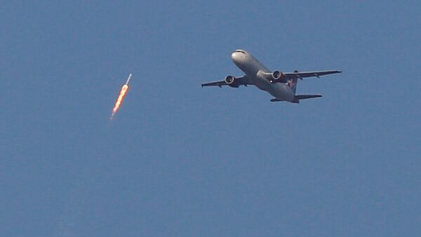 الصاروخ يمر بجوار الطائرة - سبوتنيك عربي