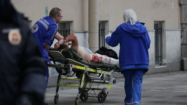 إسعاف الجرحى الذين تم إخلاءهم من محطة سينايا بلوشياد في مدينة سانت بطرسبورغ - سبوتنيك عربي