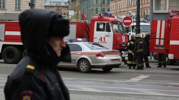 عناصر الشرطة الروسية  وطواقم إطفاء الحريق - سبوتنيك عربي