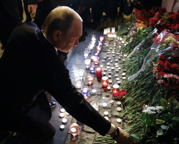 الرئيس فلاديمير بوتين يضع الأزهار في موقع الحدث - انفجار مترو بمدينة سانت بطرسبورغ في مدينة سانت بطرسبورغ، روسيا - سبوتنيك عربي