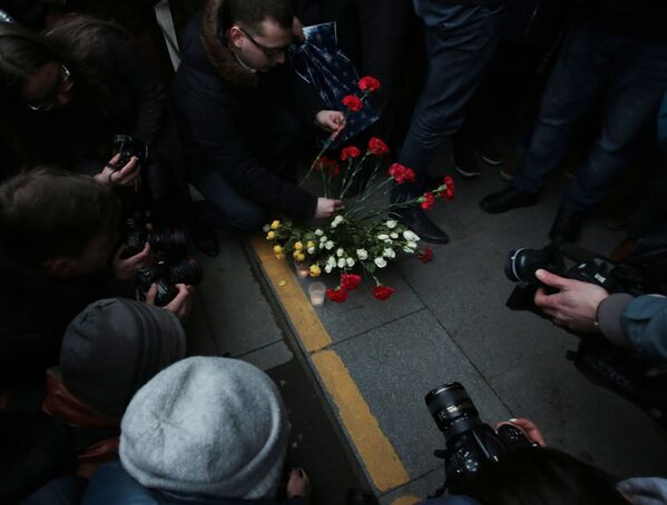 وضع أكاليل الأزهار في موقع الحدث، انفجار مترو في مدينة سانت بطرسبورغ، روسيا - سبوتنيك عربي