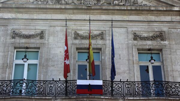 مدريد ترفع علم روسيا تضامنا مع مدينة سان بطرسبورغ - سبوتنيك عربي