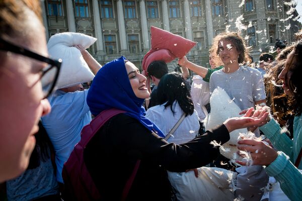 المشاركون في فعاالية اليوم العالمي عراك الوسائد في بوخارست، رومانيا - سبوتنيك عربي