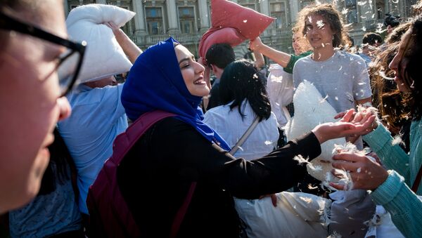 المشاركون في فعاالية اليوم العالمي عراك الوسائد في بوخارست، رومانيا - سبوتنيك عربي