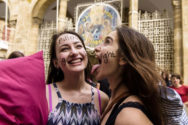 المشاركون في فعاالية اليوم العالمي عراك الوسائد في نيقوسيا، قبرص - سبوتنيك عربي