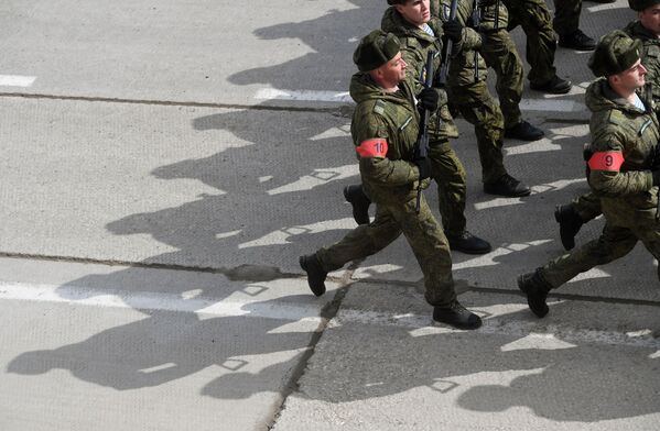 التدريبات المشتركة لقوات حامية موسكو استعداداً للعرض العسكري بمناسبة عيد النصر ضد ألمانيا النازية في الحرب الوطنية العظمى (1940-1945) - سبوتنيك عربي