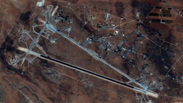 الولايات المتحدة تشن ضربات صاروخية جوية على القاعدة الجوية السورية الشعيرات، 7 ابريل/ نيسان 2017 - سبوتنيك عربي