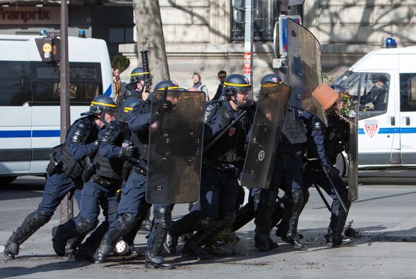 عناصر شرطة مكافحة الشغب خلال المواجهات مع المحتجين في باريس، فرنسا - سبوتنيك عربي